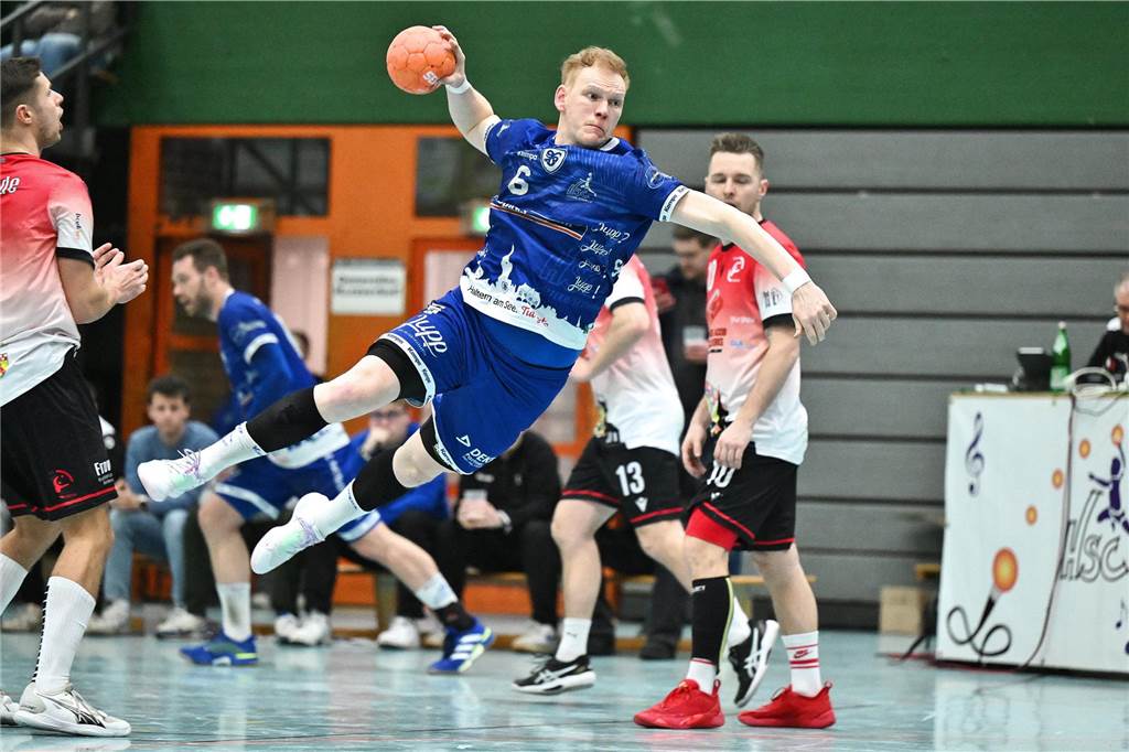 Die Herren des HSC Haltern-Sythen verspielten am Samstagabend (15. Februar) eine Sechs-Tore-Führung gegen die TG Voerde und verloren am Ende nach enttäuschenden 40 Minuten mit 23:30 (13:11) ziemlich deutlich - sehr zum Ärger von Trainer Maurice Abstins, der schon während des Spiels und auch danach tobte.