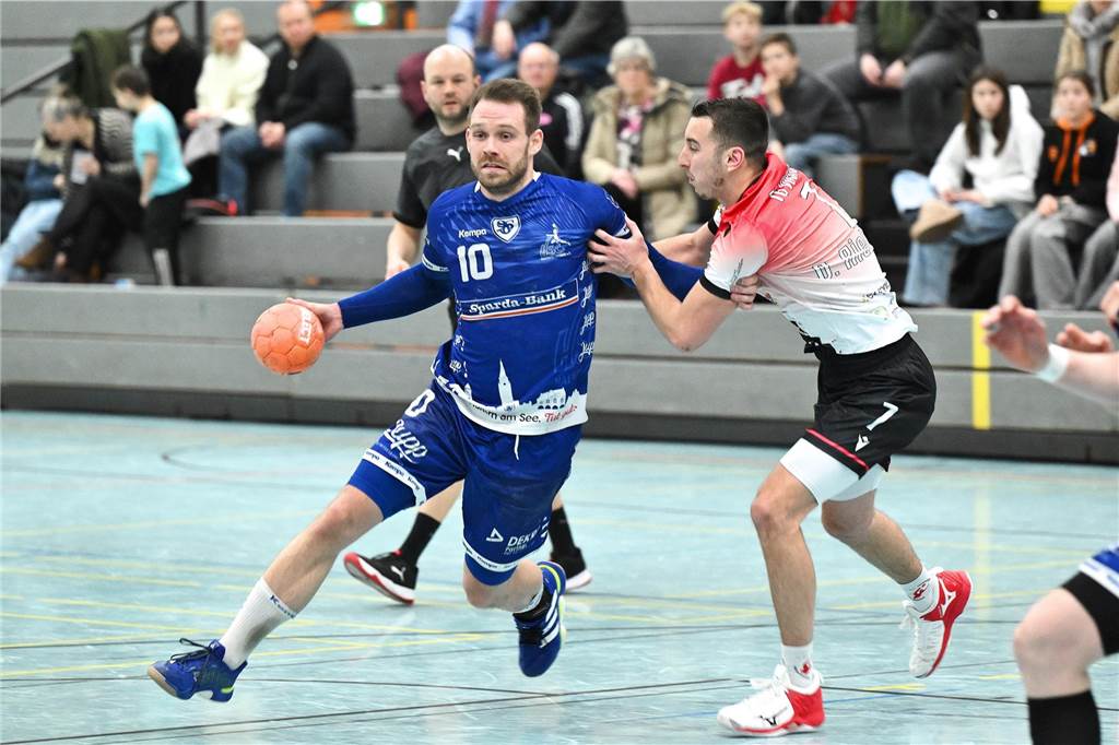 Die Herren des HSC Haltern-Sythen verspielten am Samstagabend (15. Februar) eine Sechs-Tore-Führung gegen die TG Voerde und verloren am Ende nach enttäuschenden 40 Minuten mit 23:30 (13:11) ziemlich deutlich - sehr zum Ärger von Trainer Maurice Abstins, der schon während des Spiels und auch danach tobte.