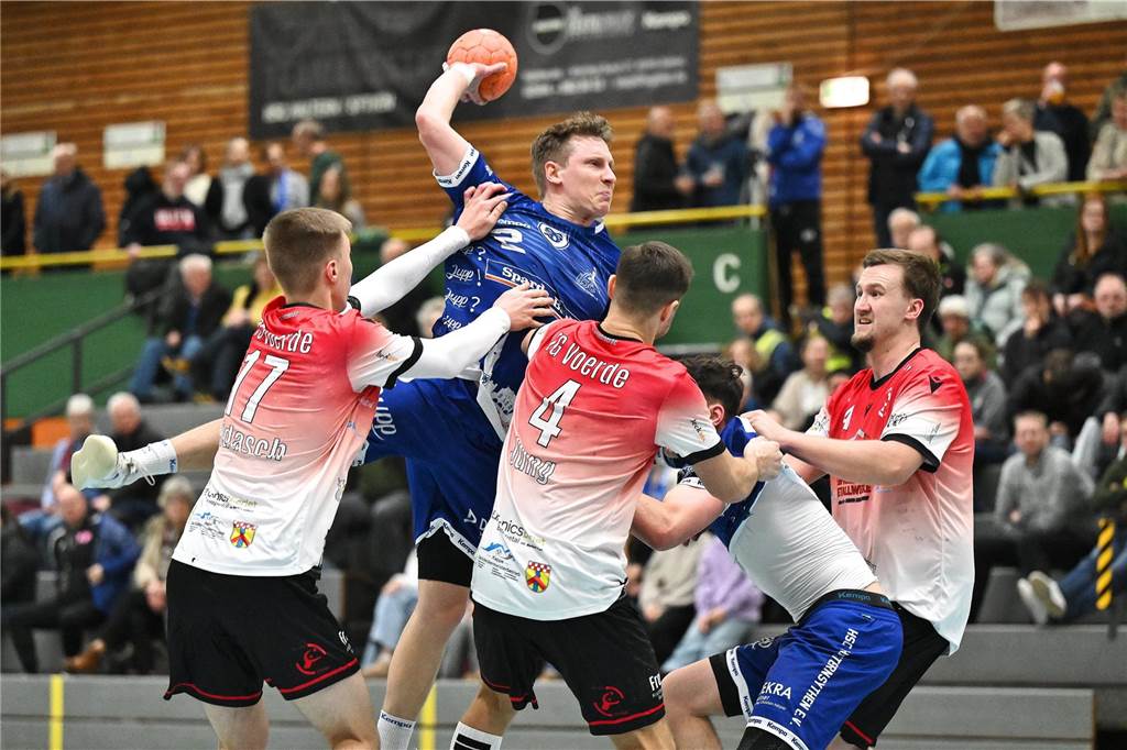 Die Herren des HSC Haltern-Sythen verspielten am Samstagabend (15. Februar) eine Sechs-Tore-Führung gegen die TG Voerde und verloren am Ende nach enttäuschenden 40 Minuten mit 23:30 (13:11) ziemlich deutlich - sehr zum Ärger von Trainer Maurice Abstins, der schon während des Spiels und auch danach tobte.
