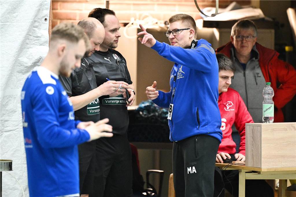 Die Herren des HSC Haltern-Sythen verspielten am Samstagabend (15. Februar) eine Sechs-Tore-Führung gegen die TG Voerde und verloren am Ende nach enttäuschenden 40 Minuten mit 23:30 (13:11) ziemlich deutlich - sehr zum Ärger von Trainer Maurice Abstins, der schon während des Spiels und auch danach tobte.