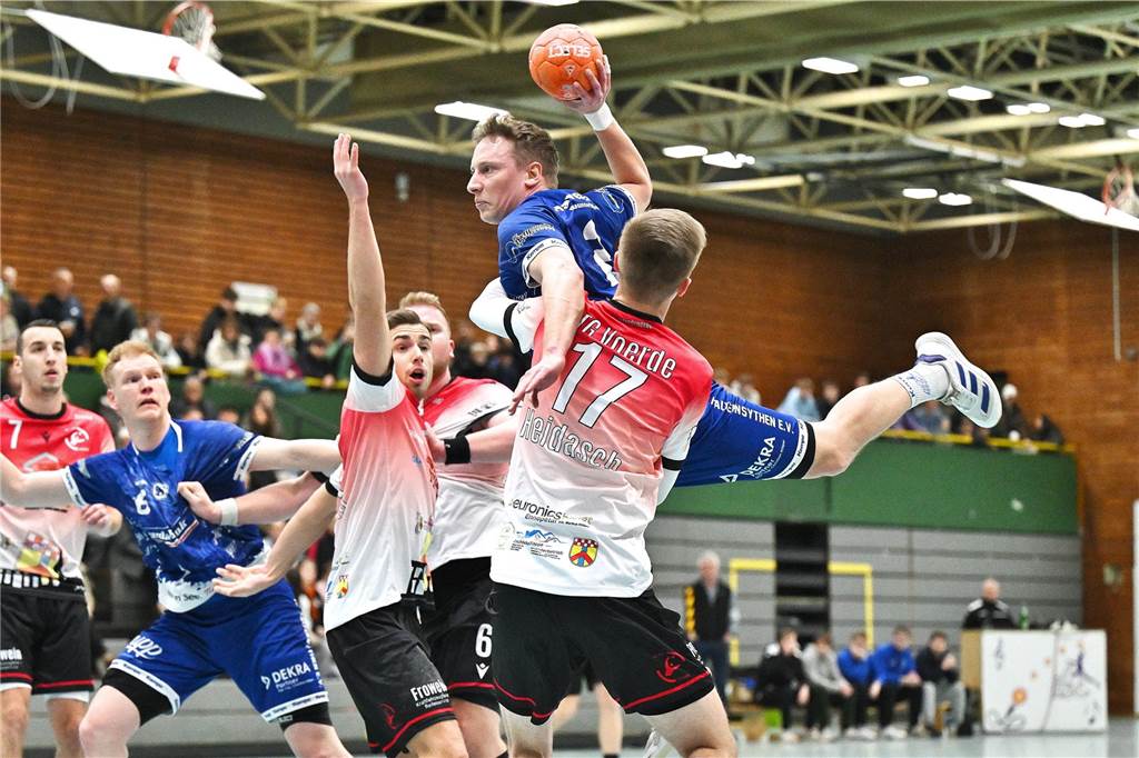 Die Herren des HSC Haltern-Sythen verspielten am Samstagabend (15. Februar) eine Sechs-Tore-Führung gegen die TG Voerde und verloren am Ende nach enttäuschenden 40 Minuten mit 23:30 (13:11) ziemlich deutlich - sehr zum Ärger von Trainer Maurice Abstins, der schon während des Spiels und auch danach tobte.