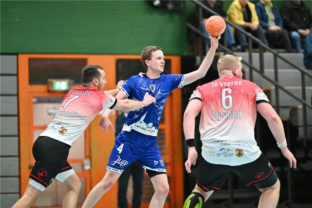 Die Herren des HSC Haltern-Sythen verspielten am Samstagabend (15. Februar) eine Sechs-Tore-Führung gegen die TG Voerde und verloren am Ende nach enttäuschenden 40 Minuten mit 23:30 (13:11) ziemlich deutlich - sehr zum Ärger von Trainer Maurice Abstins, der schon während des Spiels und auch danach tobte.