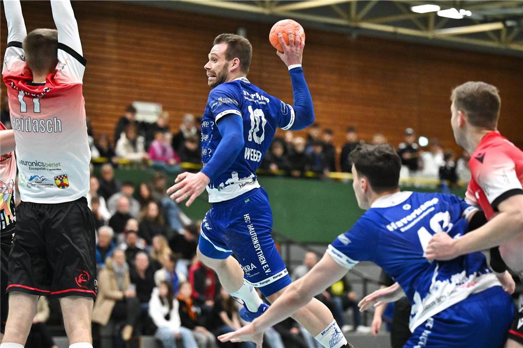 Die Herren des HSC Haltern-Sythen verspielten am Samstagabend (15. Februar) eine Sechs-Tore-Führung gegen die TG Voerde und verloren am Ende nach enttäuschenden 40 Minuten mit 23:30 (13:11) ziemlich deutlich - sehr zum Ärger von Trainer Maurice Abstins, der schon während des Spiels und auch danach tobte.
