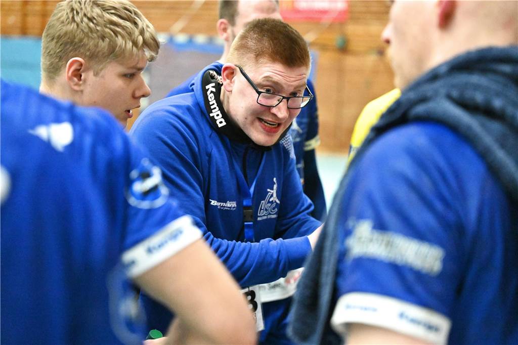 Die Herren des HSC Haltern-Sythen verspielten am Samstagabend (15. Februar) eine Sechs-Tore-Führung gegen die TG Voerde und verloren am Ende nach enttäuschenden 40 Minuten mit 23:30 (13:11) ziemlich deutlich - sehr zum Ärger von Trainer Maurice Abstins, der schon während des Spiels und auch danach tobte.