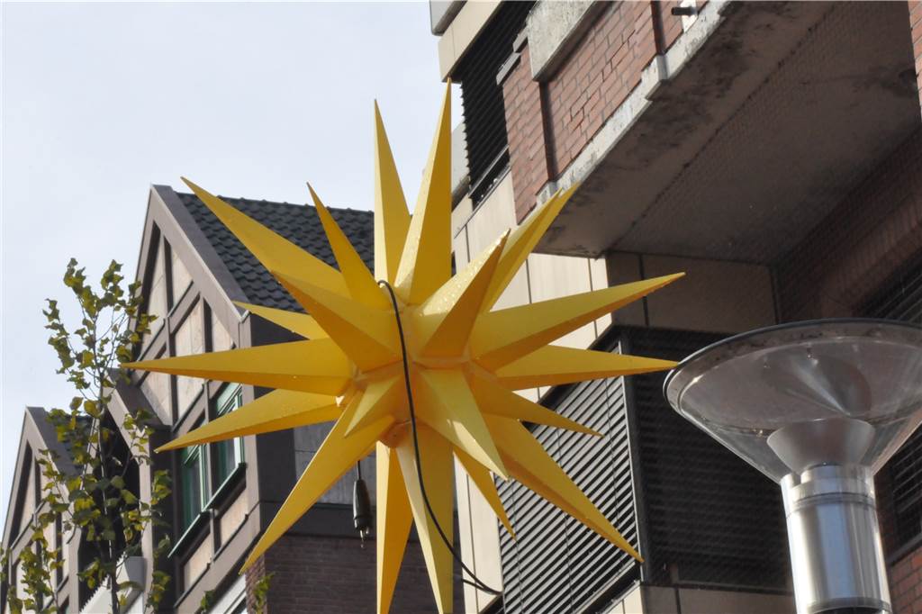 In der Innenstadt leuchten die Weihnachtssterne Die Herrnhuter Sterne verwandeln die Fußgängerzone in die Sternengasse.