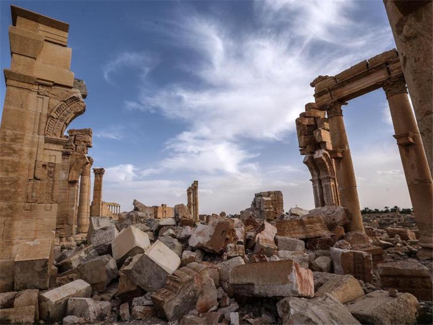 Syrisches Regime nimmt IS-Hochburg Al-Rakka ins Visier Die Herrschaft der Dschihadisten hat Spuren hinterlassen in Palmyra. Kulturschätze sind zerstört. Foto: Valery Sharifulin/TASS/dpa