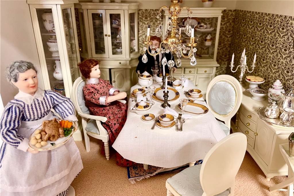 Feudales Leben im Mini-Format: Puppenhaus im Heimatmuseum zeigt irre Details Die Herrschaft sitzt am schick gedeckten Tisch, das Essen wird serviert.