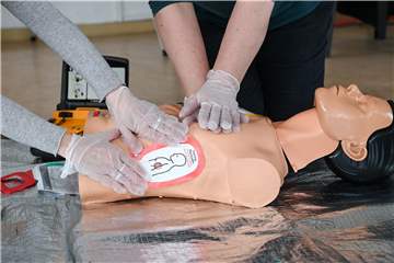 Die Herzdruckmassage kann bei einem Herzstillstand lebensrettend wirken. Daher gehört sie bei Erste-Hilfe-Kursen in Lünen zu den wichtigsten Inhalten.