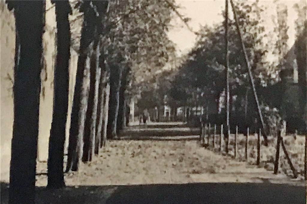 Die heutige Kurt-Schumacher-Straße um 1940. Am linken Bildrand erkennt man noch ein Stück Klostermauer.