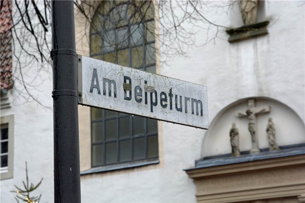 Das Straßenschild mit der Aufschrift Am Deipeturm