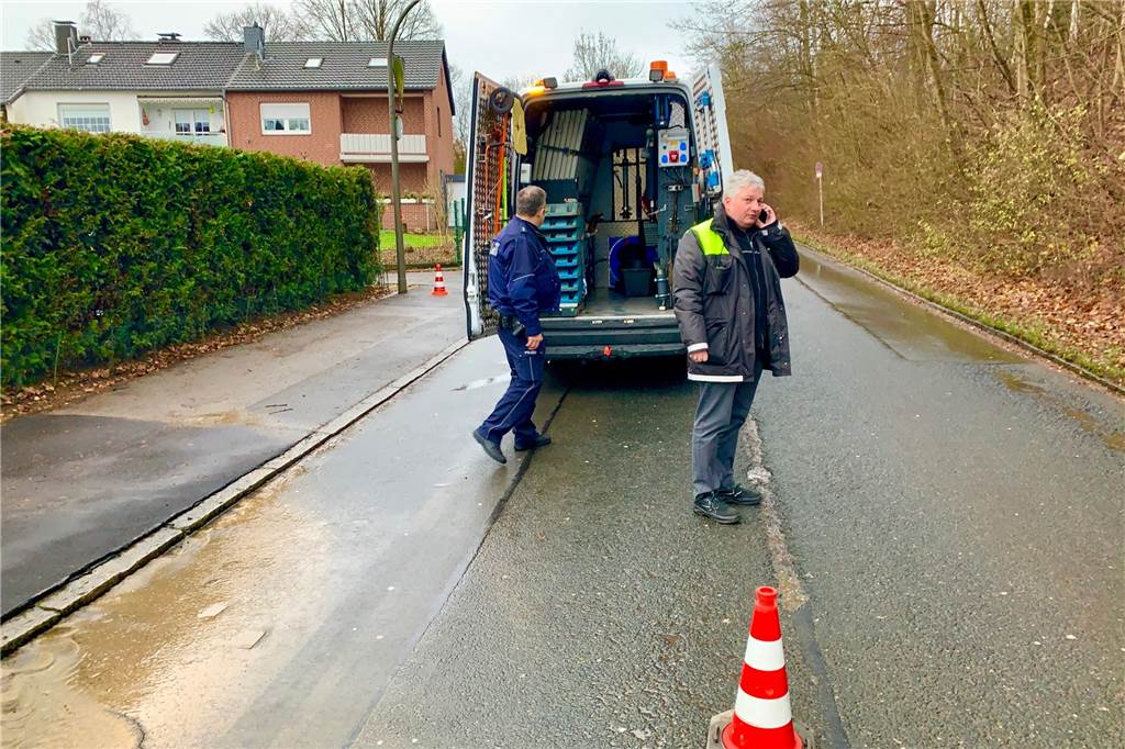 Wasserrohrbruch legt Hauptverbindung im Dortmunder Süden lahm: Behinderungen bis 2020 Die Hilfe der DEW21 kam schnell.