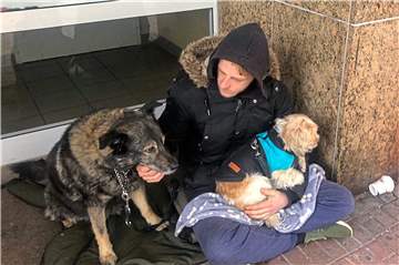 Die Hilfsbereitschaft für Bonnie (l.), Tobey und den 33-jährigen Obdachlosen ist enorm.