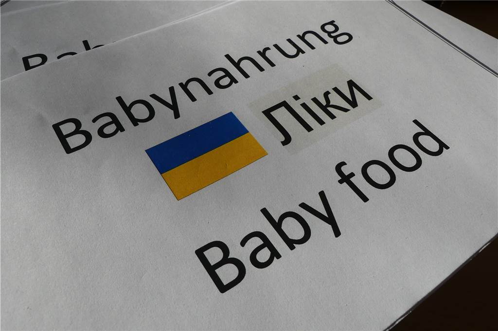 Die Hilfsgüter werden in Medyka von der Caritas vorsortiert. Das Unternehmen hat alles vorbereitet und sogar mehrsprachige Schilder ausgedruckt.