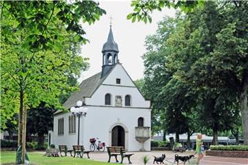 Die Hilgenbergkapelle in Stadtlohn. Die kleine Kapelle war der zweitbedeutendste Wallfahrtsort im Münsterland - bis die Madonna gestohlen wurde. Die Tat ist bis heute ein Mysterium. Aber die Kapelle wird von vielen Besuchern für besinnliche Momente gern genutzt.