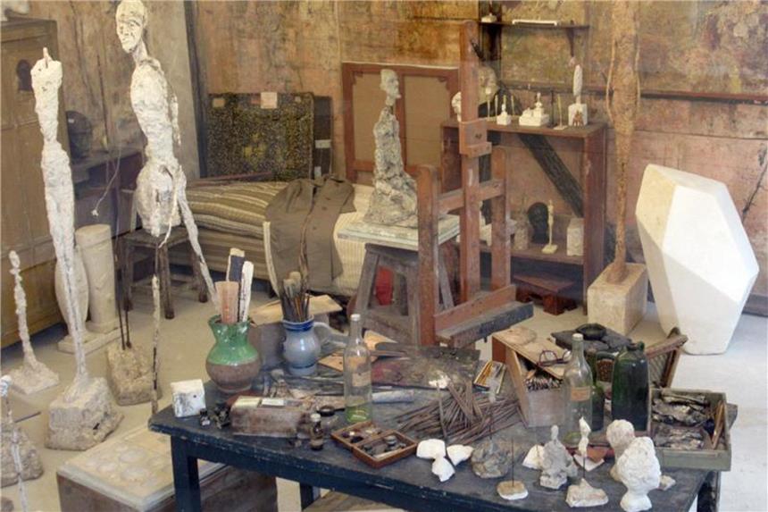 Die hinter Glas ausgestellte Nachbildung des Ateliers von Alberto Giacometti. Foto: Sabine Glaubitz