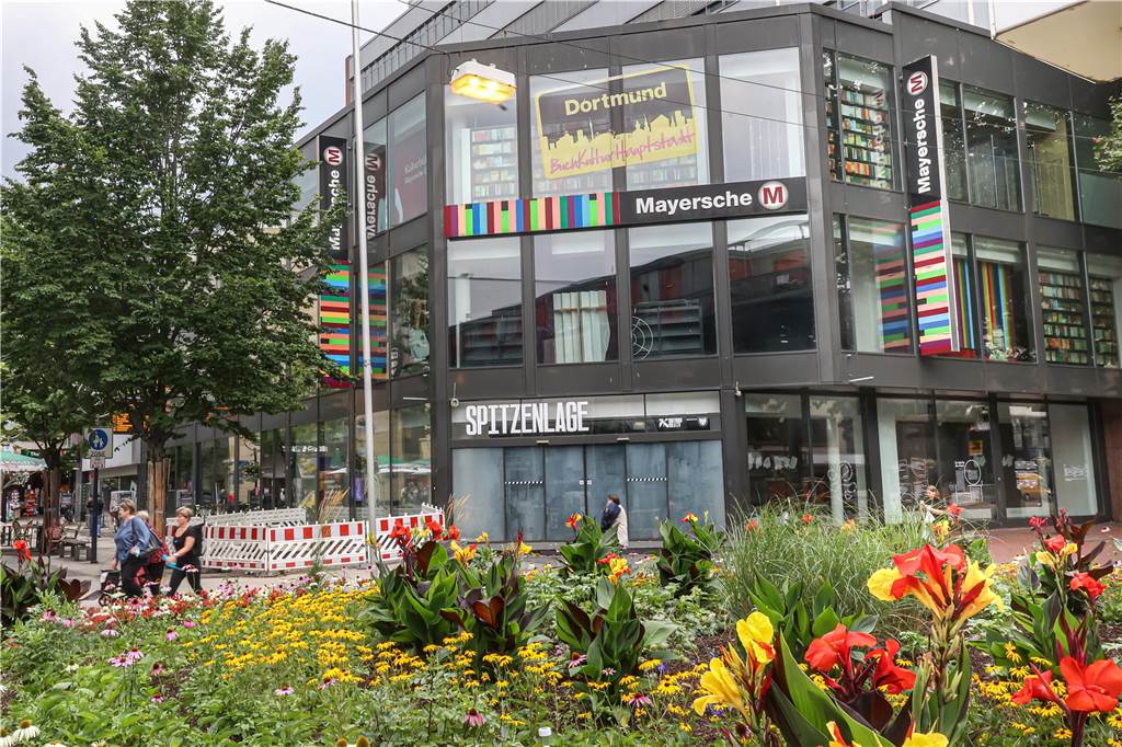 Die Hinterlassenschaften der Mayerschen Buchhandlung in ihrem früheren Domizil sind immer noch allenthalben sichtbar.