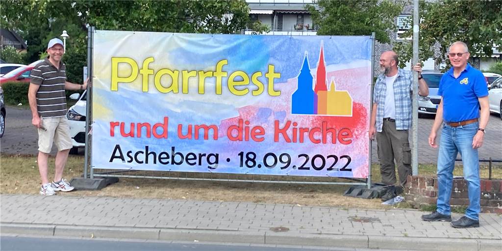 Pfarrfest der St. Lambertus-Kirche ist Auftakt zum Jubiläums-Marathon Drei Männer stehen vor einem Plakat für das Pfarrfest in Ascheberg.