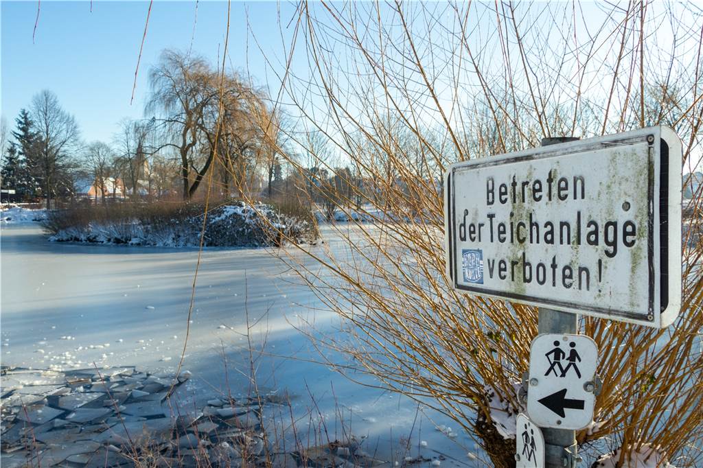 Feuerwehr warnt: Gefrorene Gewässer bergen tödliche Einbruchgefahr Die Hinweisschilder sind unmissverständlich. Auch die Feuerwehr warnt vor dem Betreten.