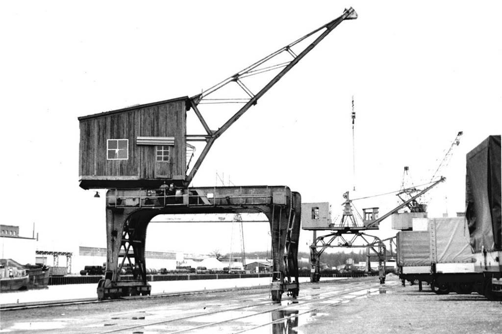 Hafenpromenade bekommt ein „Juwel“: Historischer Drehkran wird restauriert Die historische Aufnahme zeigt den Portaldrehkran an seinem alten Einsatzort im Schmiedinghafen.