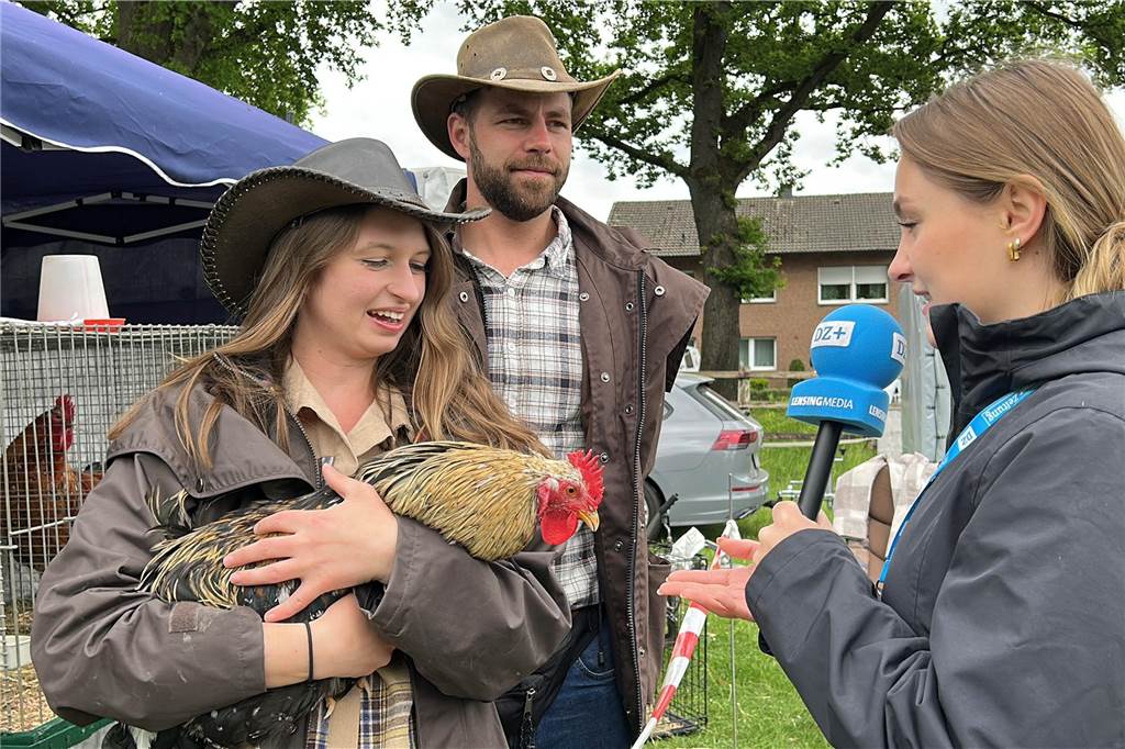 Tausende strömten zum Lembecker Tiermarkt: „Esel liegen im Trend“ Die Hobbyzüchter Julia und Florian Hendriks im Gespräch mit Reporterin Alexandra Schlobohm.