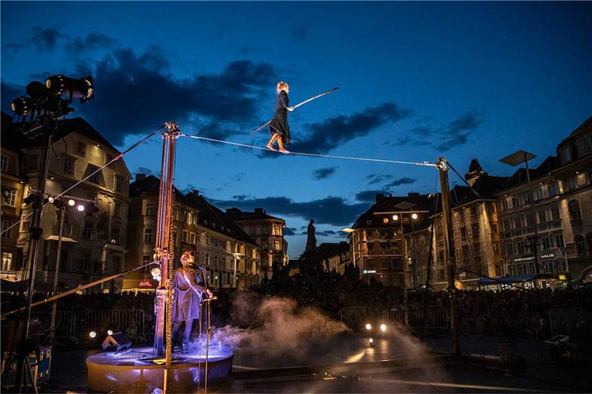 Corona-Edition: Welttheater der Straße beinahe ausgebucht – ein paar Plätze sind noch frei Die Hochseil Performance „Résiste“ findet auf dem Plateau an der Rohrmeisterei statt.