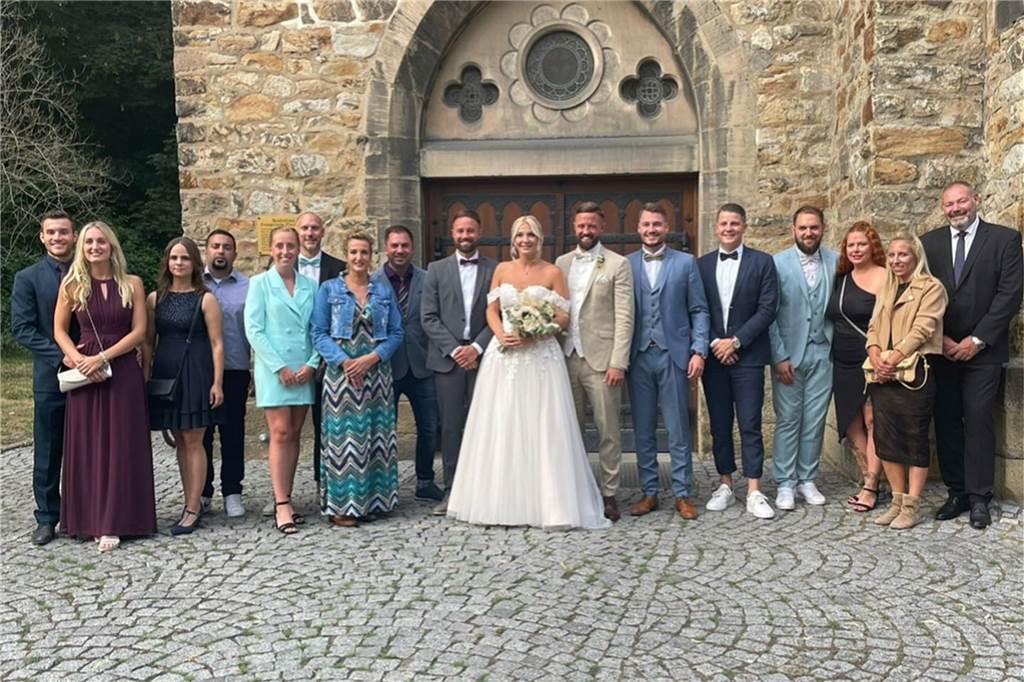 Traumhochzeit: VfL Kamens Motivator Tobias Maier sagt „Ja“ – und fliegt verspätet in Flitterwoche Die Hochzeitsgesellschaft mit VfL-Gästen: Neben Andreas und Irene Conradi (l.) waren auch (v.r.) Ricardo Olivera und Nina Hoppe, Patrizia Seifert und Emre Aktas, Saskia Rehbein und Florian Gehrmann, Karina und Sebastian Laub, Markus Maier, Maren und Tobias Maier, die Brüder Marven und Alexander Hennig sowie David und Yvonne Hellebrandt.