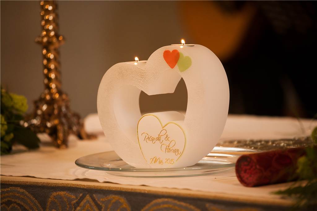 Eine Hochzeitskerze steht auf einem Altar. 