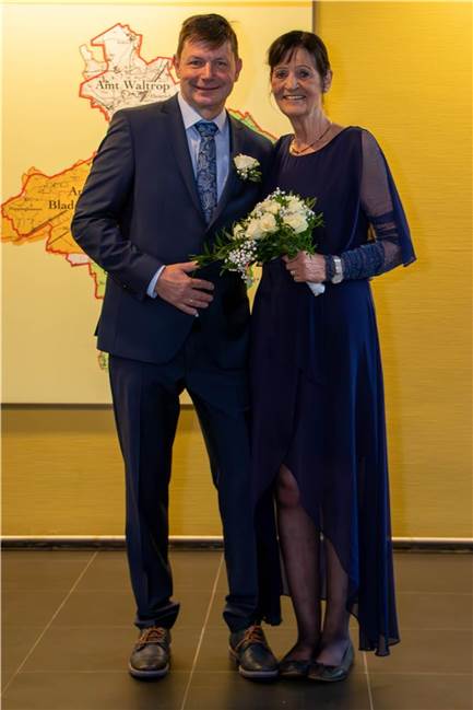 17 Jahre suchte Fred nach Brigitte: Nun haben sie geheiratet Die Hochzeitsreise führt das Paar zum sonnigen Kap Verde, während es am Hochzeitstag am Standesamt so stark regnete, dass unsere Fotos an den Sitzungsräumen entstehen mussten.