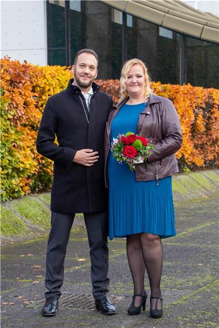 Jenny Rohrbeck und Mark Fischer haben geheiratet Die Hochzeitsreise führt Jenny Rohrbeck und Mark (geborener) Fischer voraussichtlich erneut nach Ägypten. Dort machte Mark Jenny den Heiratsantrag.