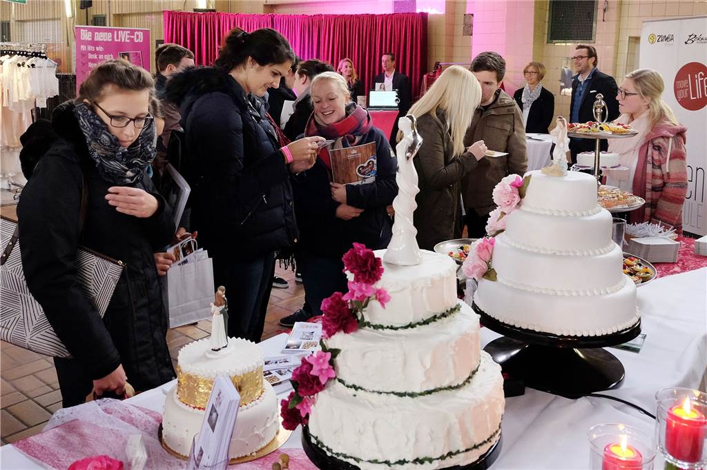 Heiratswillige fanden auf Zechengelände viele Anregungen für den schönsten Tag im Leben Die Hochzeitstorte steht im Mittelpunkt vieler Empfänge am Nachmittag, Anregungen gabs im Creativ Quartier.
