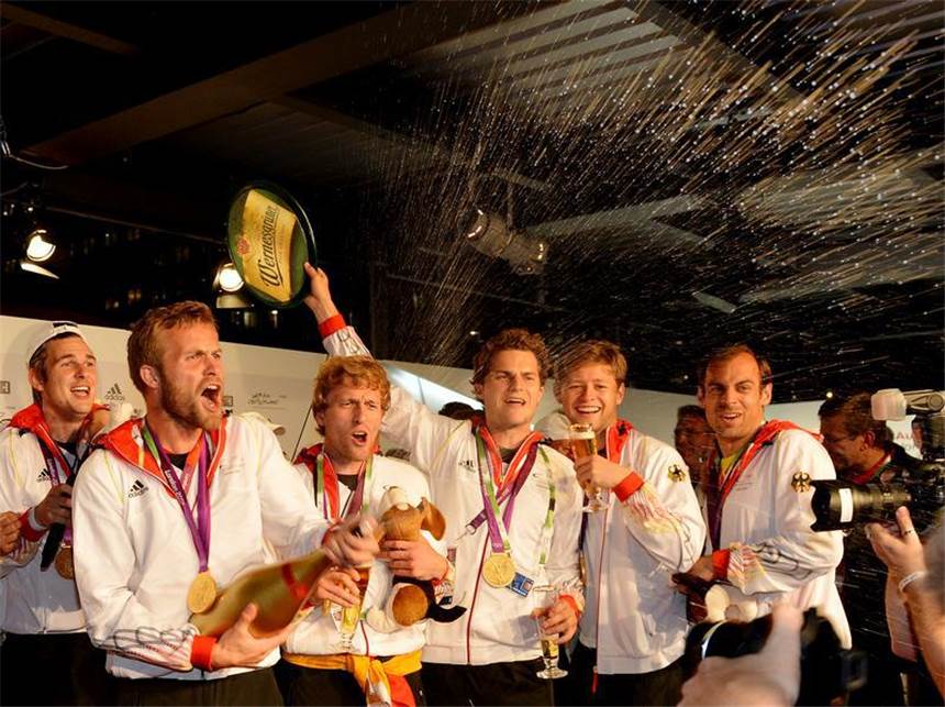 Lange Party-Nacht der Hockey-Goldjungs Die Hockey-Herren starten ihre Partynacht im Deutschen Haus. Foto: Frank May