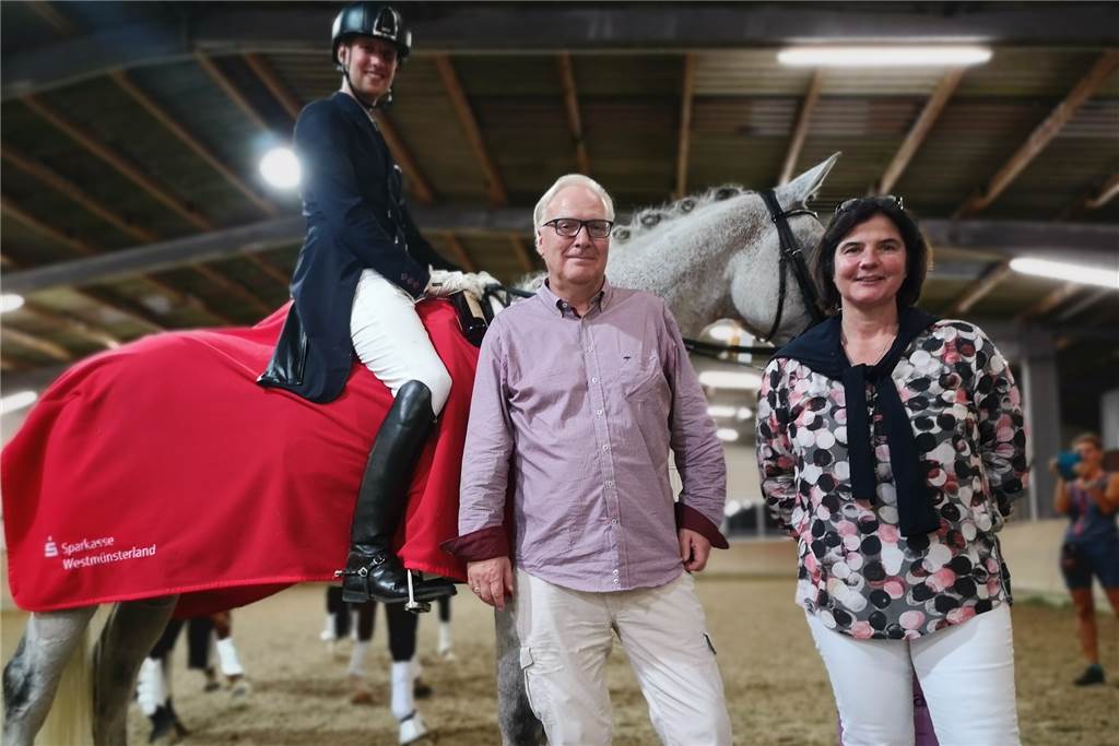 Drei Tage Dressur in Ahaus mit Erfolgen für Lokalmatadore die höchste Prüfung des Tages gewann Tobias Nabben vom Reitverein Zur Linde auf Santiago.