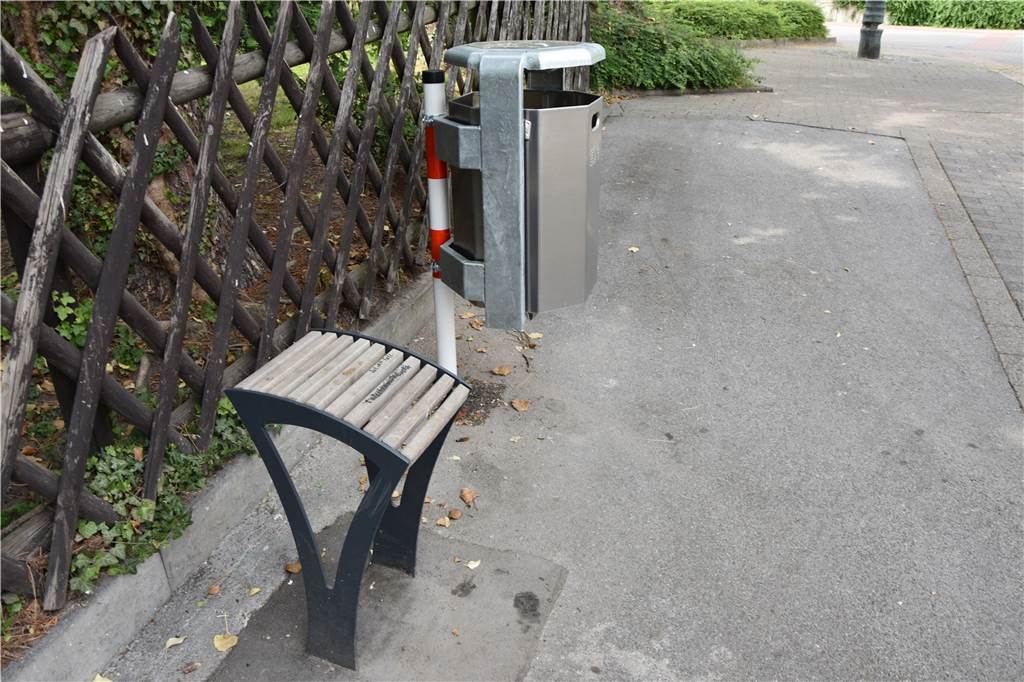 Kurz-Sitzmöglichkeiten für Senioren werden in Eving zum Streitthema Die Höhe und der Winkel des Ein-Personen-Sitzes wurden extra an die Bedürfnisse von Senioren angepasst. Seit Ende Mai steht daneben auch ein Mülleimer.