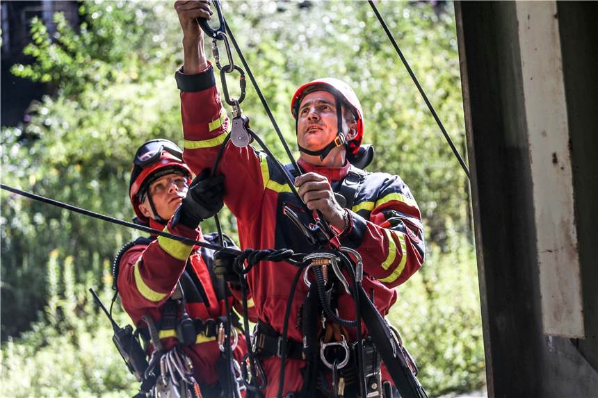 Höhenretter im Einsatz: Bewusstloser Mountainbiker im unwegsamen Gelände Die Höhenretter der Feuerwehr mussten einen bewusstlosen Radfahrer versorgen.