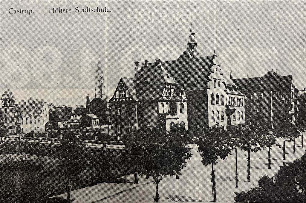 XXX Die „Höhere Stadtschule“ auf einem Bild, das wahrscheinlich mehr als 100 Jahre alt ist.