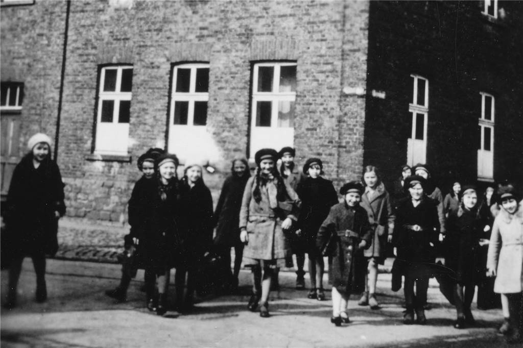 Integriert, verstoßen, geflüchtet - die Geschichte der Familie Heimann Die Höhere Stadtschule in Werne: Die Kinder von Heimann und Lippmann stehen dort auf dem Schulhof im Vordergrund.