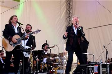 „Die Höhner" gastierten gemeinsam mit der Festival Philharmonie Westfalen im Innenhof von Schloss Raesfeld: (v.l.) Jens Streifling, Freddi Lubitz, Heiko Braun, Henning Krautmacher und Edin Colic. Ganz rechts saß noch Pianist Micki Schläger.