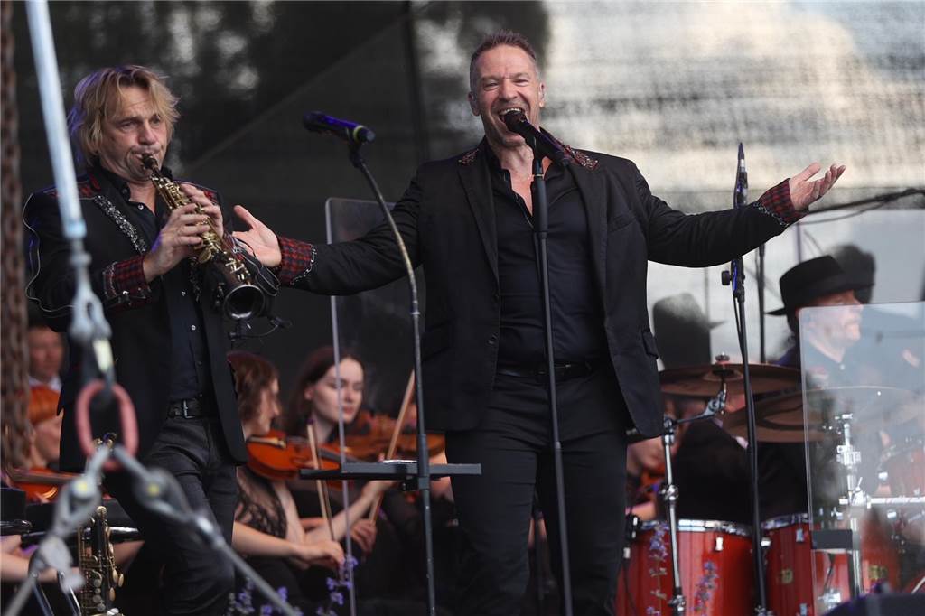 Die Höhner und DJ Robin beim Hafenfest: „Wahnsinn, was hier los ist!“ Die Höhner um Frontmann Patrick Lück (r.) wurden von einem knapp 50-köpfigen Orchester begleitet.