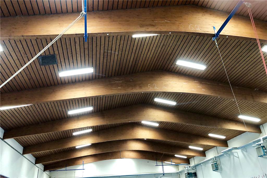 Das Dach an der Sporthalle des Leistungszentrums für Kunstturnen muss saniert werden Die hölzerne Deckenkonstruktion muss saniert werden.
