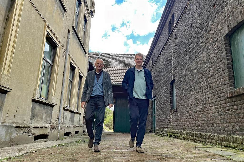Architekten machen aus Bauernhof Korte in Marten 17 Wohnungen Die Hof-Durchfahrt des ehemaligen Hofs Korte in Dortmund-Marten war komplett zugewuchert. Mittlerweile können Richard und Jonathan Schmalöer wieder über die originalen Pflastersteine laufen.