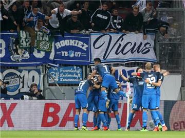 Die Hoffenheimer jubeln nach dem 3:2 durch Mark Uth (verdeckt). Foto: Thomas Frey