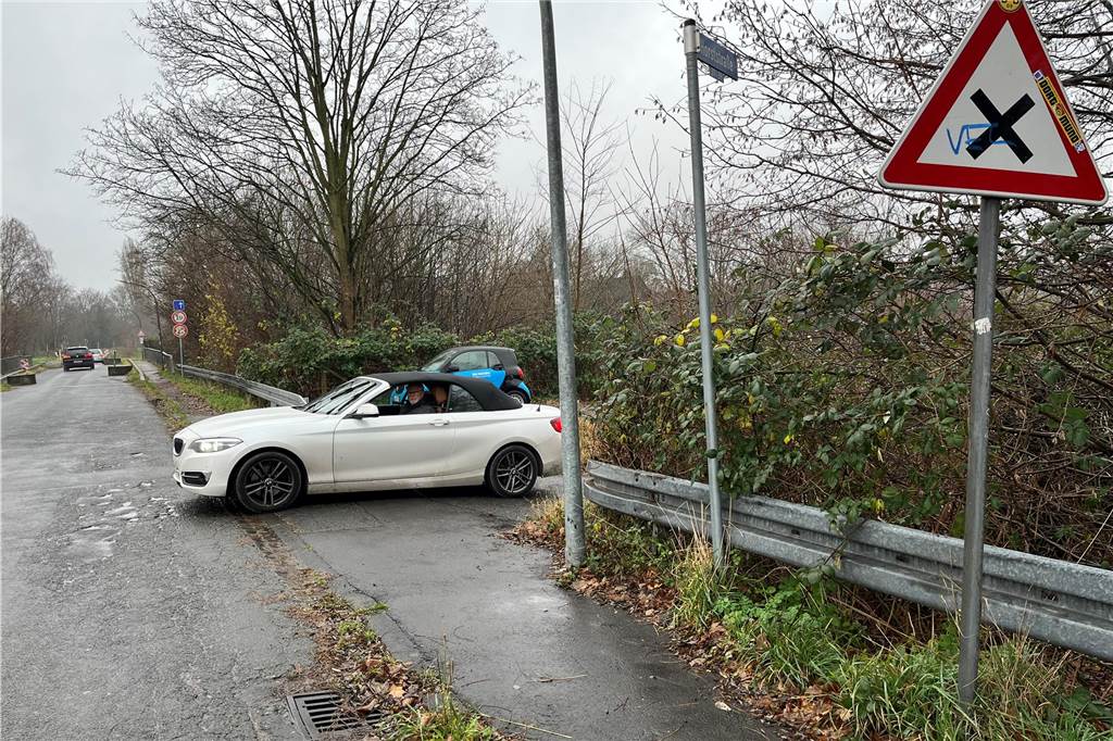 Die hohe Hecke nimmt Gerhard Kischkat die Sicht nach links. Erst, wenn er knapp mit der Schnauze seines Autos auf der Straße steht, kann es genug sehen. Eigentlich hat er hier jedoch ohnehin Rechts-vor-links – wie das Verkehrszeichen warnt – und müsste gar nicht nach links schauen.