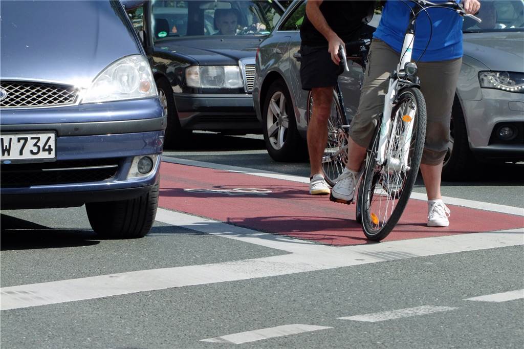 Jeder gegen jeden - hier kommen sich Radfahrer, Autofahrer und Fußgänger in die Quere Die Hohe Straße an der Kreuzung Saarlandstraße/Kreuzstraße: Hier führt der Radweg mitten zwischen den Autospuren entlang.