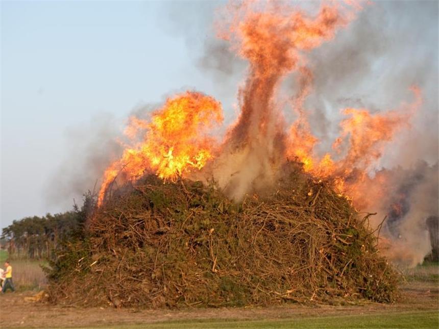 Hier brennen die Osterfeuer in der Region Die hohen Flammen eines Osterfeuers können schnell gefährlich werden - ausreichend Abstand zu Gebäuden, Bäumen und Straßen ist wichtig. Foto: Andrea Warnecke