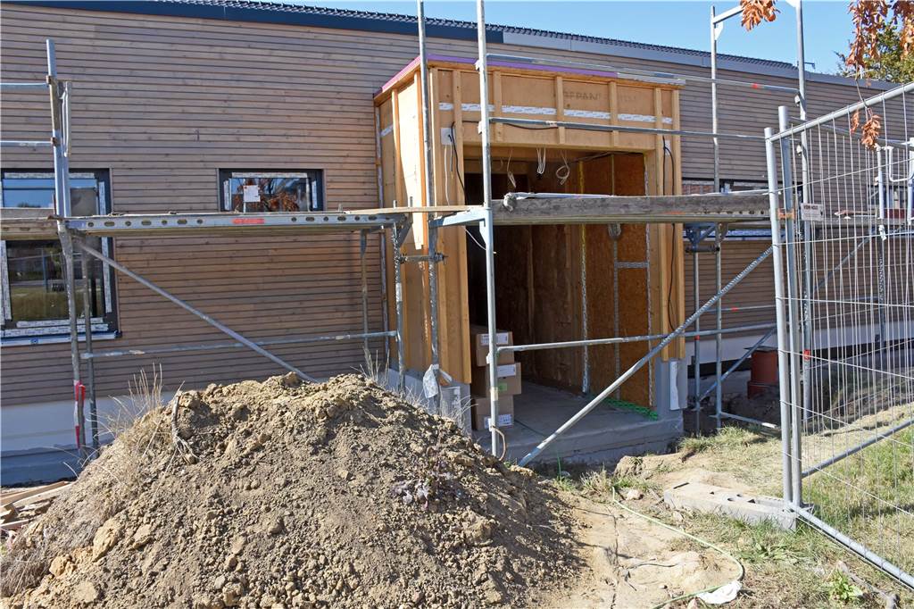 Eröffnung des Dorfgemeinschaftshauses in Capelle verzögert sich Die Holzfassade des Anbaus ist fertig.