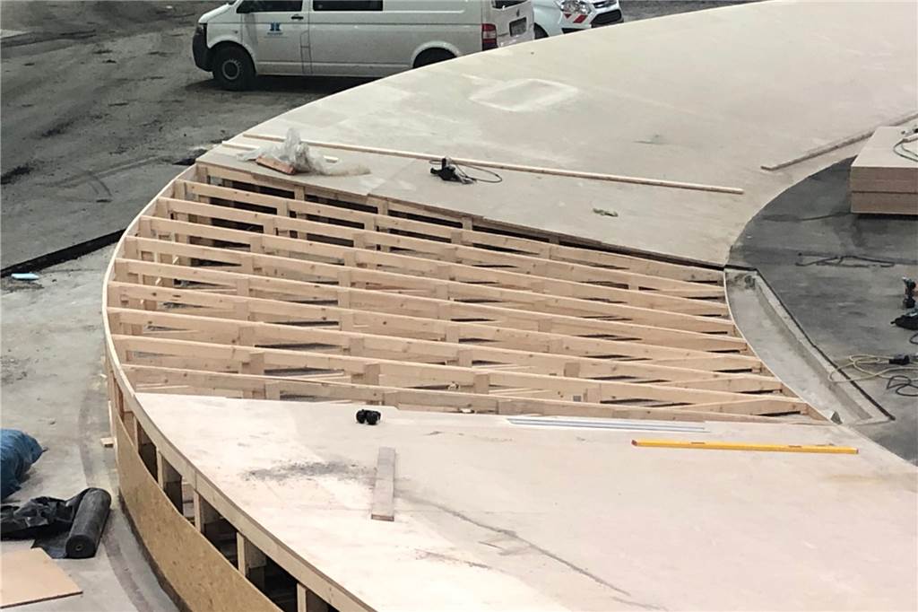Hallen-Meisterschaft und Indoor Meeting vor Augen: Das ist der Stand beim Umbau der Körnig-Halle Die Holzkonstruktion der neuen Rundbahn in der Helmut-Körnig-Halle nimmt weiter Formen an.