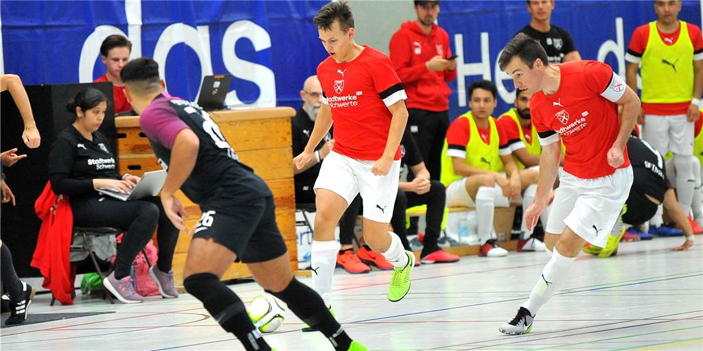 Empfindliche Holzpfosten-Niederlage als Stimmungskiller - und auch noch eine Rote Karte Zwei Holzpfosten-Futsaler im Angriff gegen Detmold.