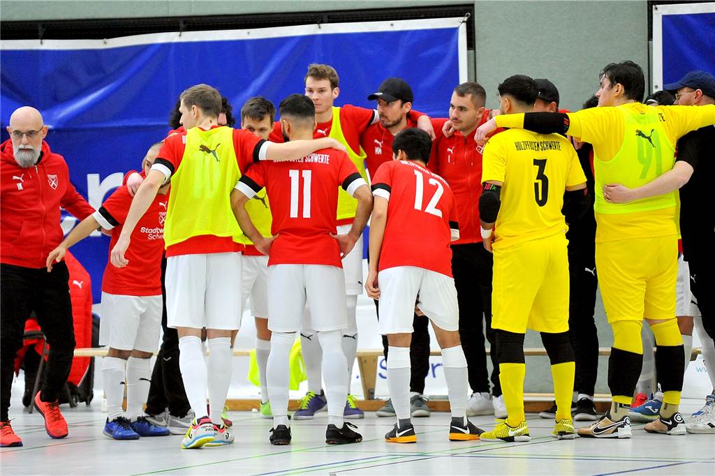 Fotostrecke zum Durchklicken: Viele Bilder vom Fußball, Handball und Futsal Die Holzpfosten Schwerte gewannen gegen PCF Mülheim mit 6:1.