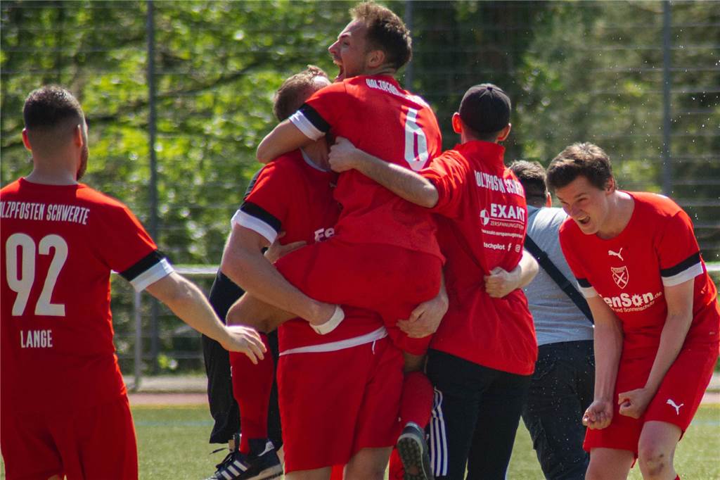 Spieler trifft trotz Außenbandriss doppelt: Holzpfosten Schwerte II steigt auf Die Holzpfosten Schwerte II im Moment des Aufstiegs.