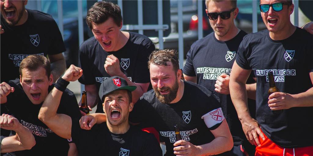 Spieler trifft trotz Außenbandriss doppelt: Holzpfosten Schwerte II steigt auf Die Holzpfosten Schwerte II sind in die Kreisliga B aufgestiegen.